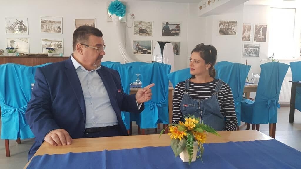 Marian Cuzdrioreanu in dialog cu o fata frumoasa Marian Cuzdrioreanu in dialog cu o fata frumoasa