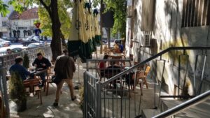 Autoservire Dorobanti by Amzei