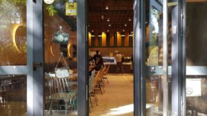 Autoservire Dorobanti by Amzei