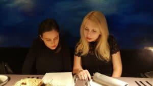 Cina cu fete frumoase cu Noua Bucatarie Romaneasca