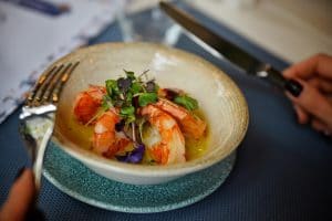 Creveți oltenești de captură cu praz, usturoi roz și sos de vin