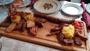 Restaurant traditional Coliba Haiducilor in Poiana Brasov