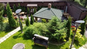 Terasa Apropos si Gradina Forest de la Hotelul Alpin