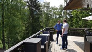 Terasa Apropos si Gradina Forest de la Hotelul Alpin