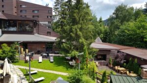 Terasa Apropos si Gradina Forest de la Hotelul Alpin