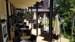 Terasa Apropos si Gradina Forest de la Hotelul Alpin