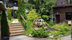 Terasa Apropos si Gradina Forest de la Hotelul Alpin
