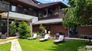 Terasa Apropos si Gradina Forest de la Hotelul Alpin