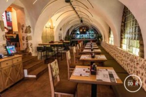 Pia Krauss si restaurantul ei Next Door din Piata George Enescu in Brasov