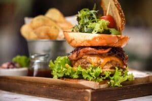 Pia Krauss si restaurantul ei Next Door din Piata George Enescu in Brasov