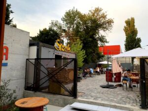 Sizzle Kitchen, local cu bucatarie urbana in incinta Fabrica Grivita