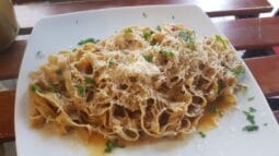 Farinella, pizza, pasta si paine in Piata Dorobantilor