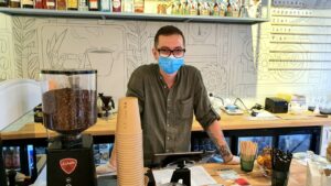 Uzina Coffee, cafenea, bar si microprajitorie de cafea de specialitate in Piata Amzei