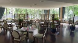 Pine, restaurant cu terasa la Crowne Plaza Bucuresti