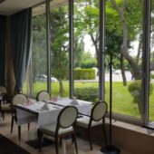 Pine, restaurant cu terasa la Crowne Plaza Bucuresti