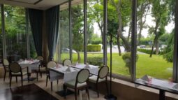 Pine, restaurant cu terasa la Crowne Plaza Bucuresti