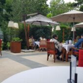 Pine, restaurant cu terasa la Crowne Plaza Bucuresti