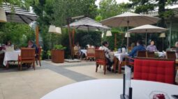 Pine, restaurant cu terasa la Crowne Plaza Bucuresti