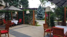 Pine, restaurant cu terasa la Crowne Plaza Bucuresti