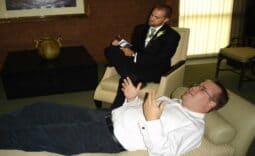 Chelner studiind un client