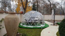 Igluurile Mesogios terasă la vremuri de pandemie