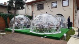 Igluurile Mesogios terasă la vremuri de pandemie