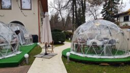 Igluurile Mesogios terasă la vremuri de pandemie