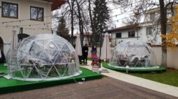 Igluurile Mesogios terasă la vremuri de pandemie