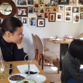 Cina cu fete frumoase la Pata Negra