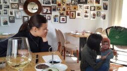 Cina cu fete frumoase la Pata Negra