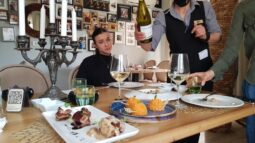 Cina cu fete frumoase la Pata Negra