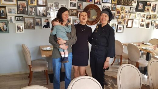 Cina cu fete frumoase la Pata Negra