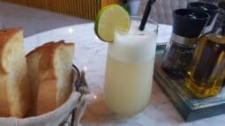 Amoom, restaurant oriental contemporan, cafenea si cofetarie