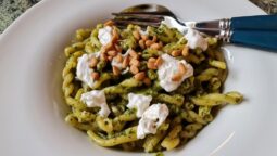 TUYA Food for Sharing, restaurant in Parchul Herastrau