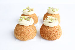 Choux cu fistic - Pastry Chef Cristina Mehedinteanu