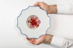 Gazpacho frutos rojos servido