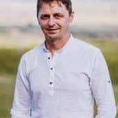 Misi Dénes, Vinificator și Director de Cramă, în cadrul Villa Vinèa