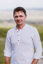 Misi Dénes, Vinificator și Director de Cramă, în cadrul Villa Vinèa