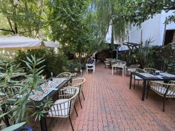 Restaurantul Rare Garden